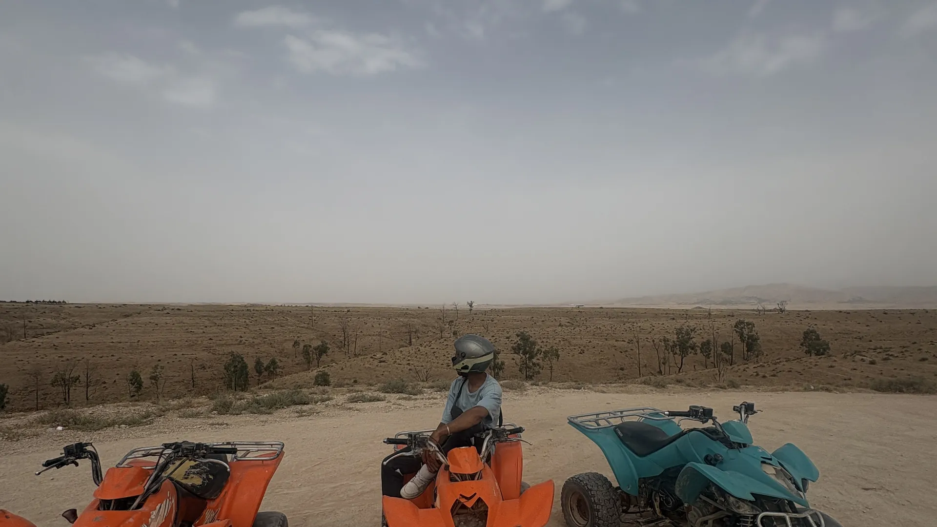 Quads au départ dans le désert d’Agafay près de Marrakech